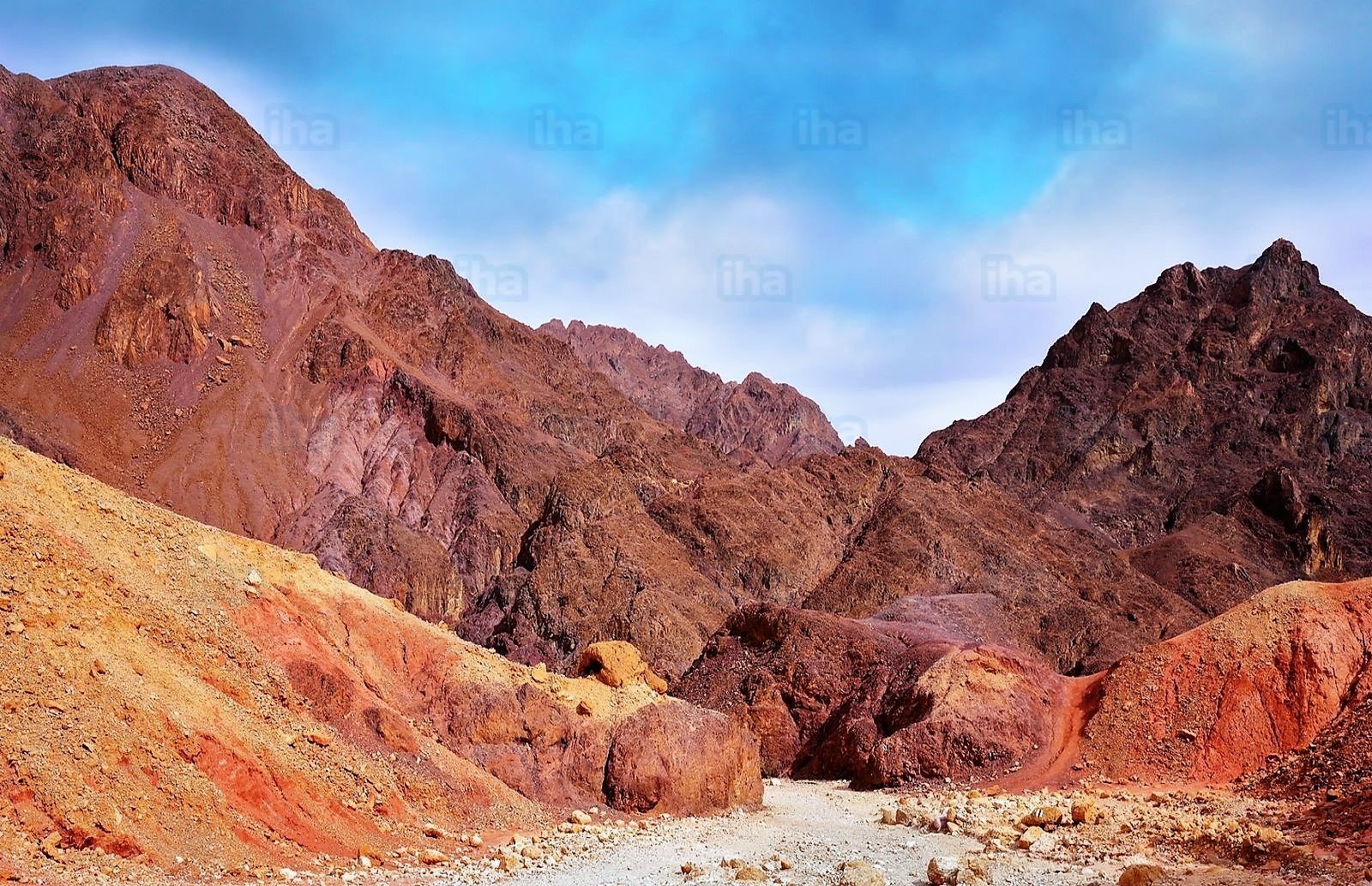 Als de berg niet naar Mohammed komt dan moet Mohammed naar de berg komen.=Als iemand niet naar