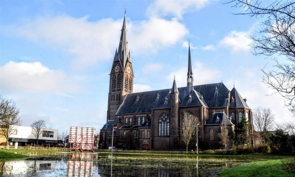 Hij laat de kerk in het midden.=Hij kiest geen partij. | Oneliners op