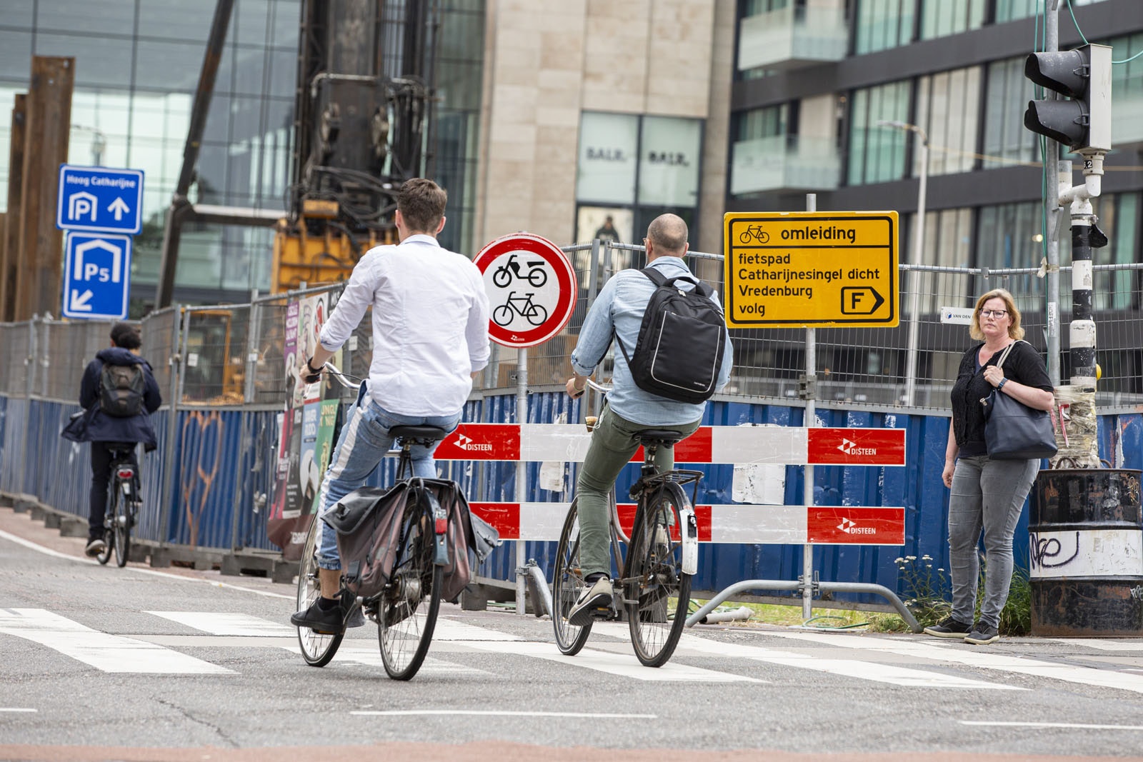 Iets aan zijn laars lappen.=Ergens niets om geven, ergens geen drukte