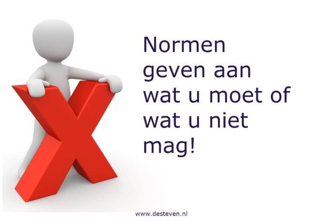 Erbij lopen voor spek en bonen.=Van geen waarde zijn.  Oneliners op