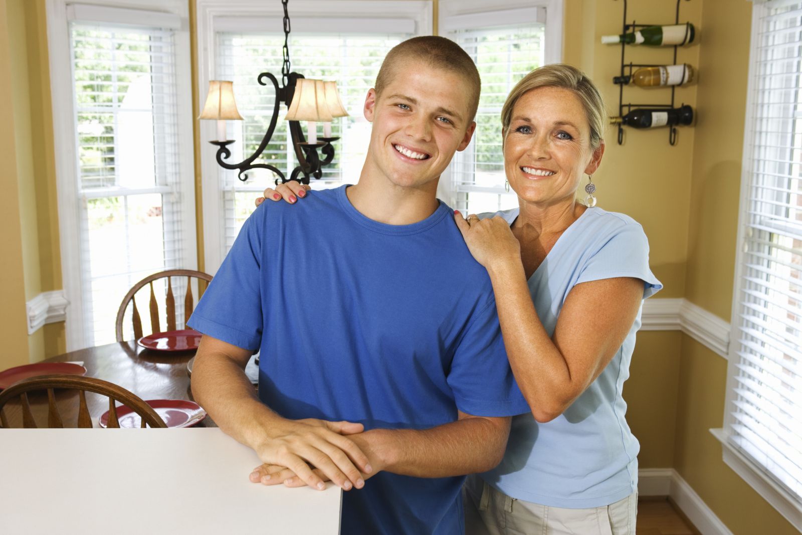 Hij is te groot voor het servet en te klein voor het tafellaken.=Een