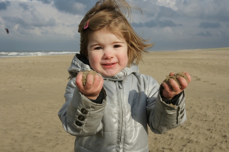 Een kinderhand is gauw gevuld=er is niet veel nodig om jou tevreden te stellen. Oneliners op Een kinderhand is gauw gevuld=er is niet veel nodig om jou tevreden te stellen. Oneliners op