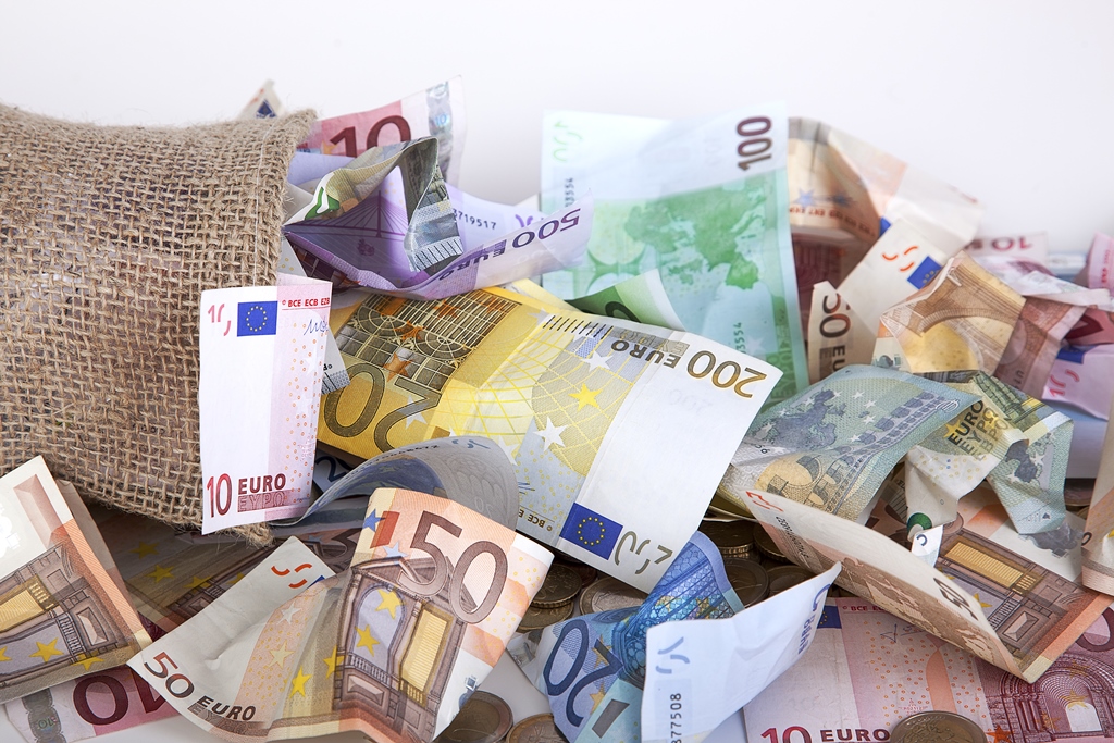 Geld stinkt niet.=Alle manieren om aan geld te komen zijn toegestaan